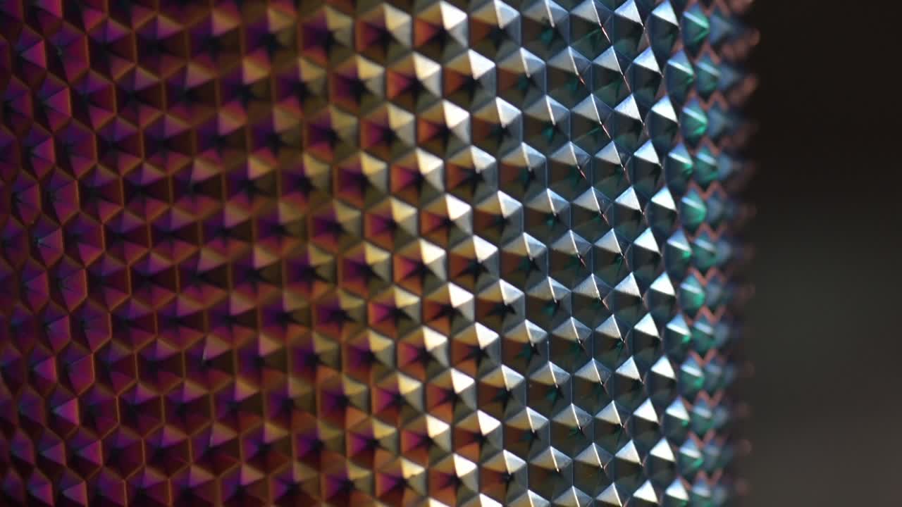 macros bordes de un vidrio multicolor de plástico