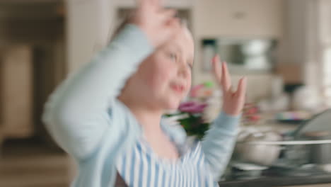 Una-Adolescente-Feliz-Bailando-En-La-Cocina-Divirtiéndose-El-Fin-De-Semana-Celebrando-En-Casa-Con-Divertidos-Movimientos-De-Baile-Disfrutando-De-Una-Libertad-Lúdica