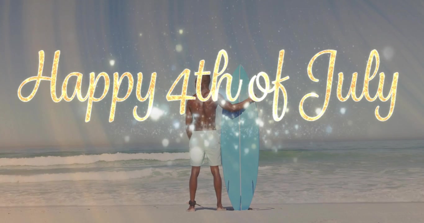 ビーチに立つサーファーが、きらめく「Happy 4th of July」の挨拶がアニメーション表示されるソーシャルメディア広告を目にしている。