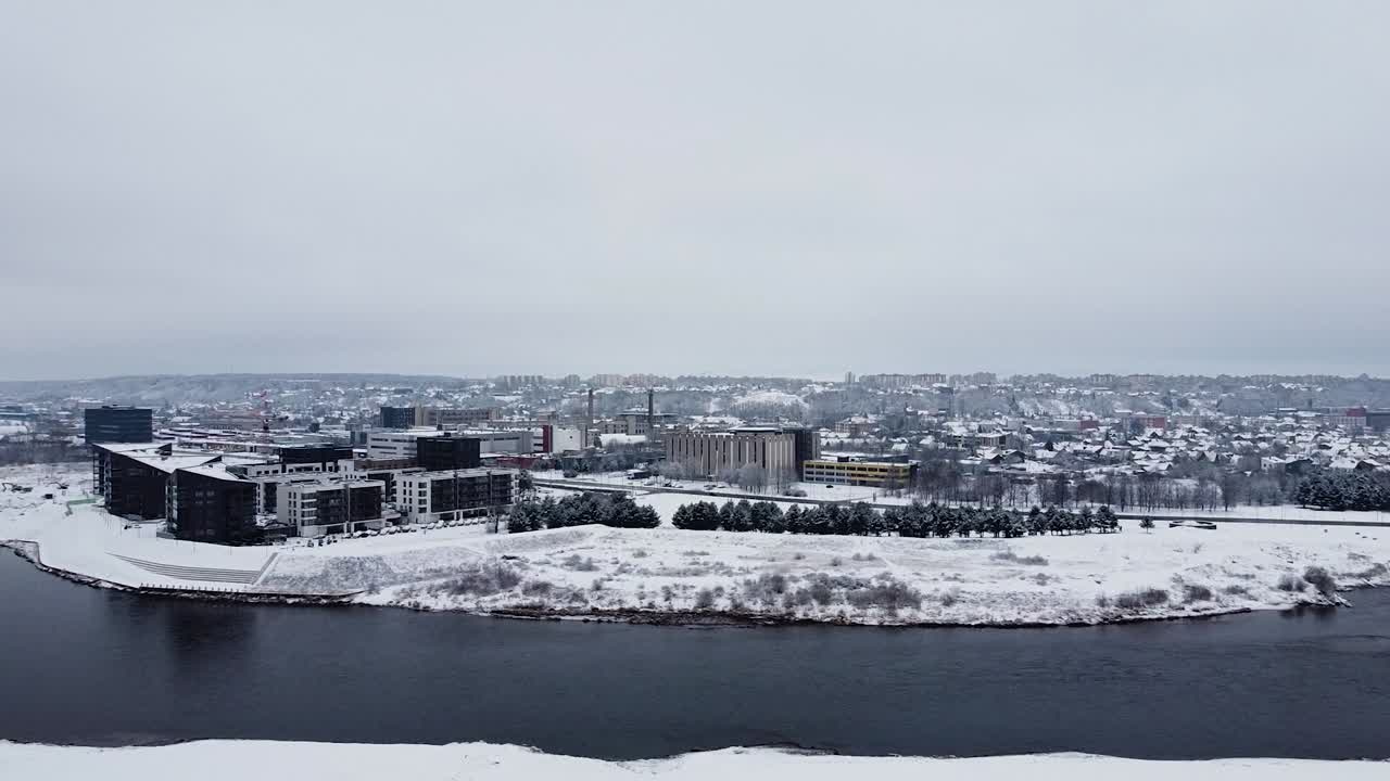 vista aérea de ángulo alto del distrito de vida de kaunas vilijampole en invierno