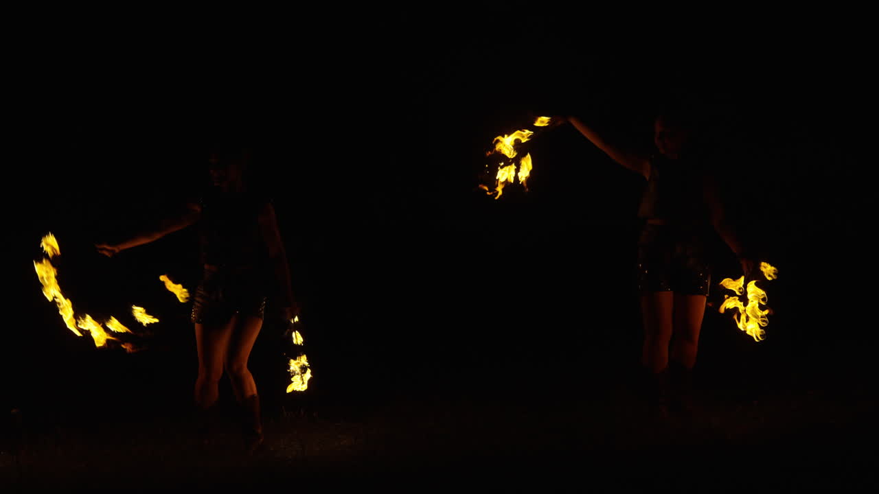 actuación de fuego poi por la noche