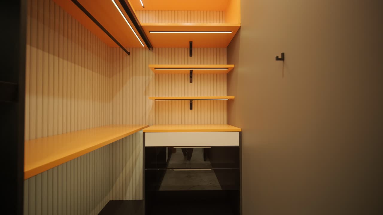 interior de hogar minimalista elegante y elegante con líneas limpias, colores neutrales e iluminación ambiental cálida, creando un ambiente acogedor y moderno.