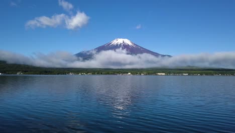 Monte-Fuji-Con-Nubes-Bajas-Y-Niebla,-Impresionante-Vuelo-Aéreo-Sobre-El-Lago-Kawaguchi