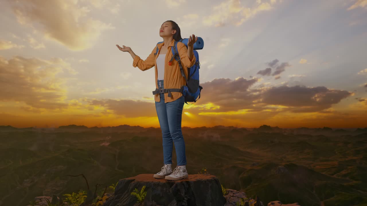 mujer caminando en la vista del atardecer de la montaña