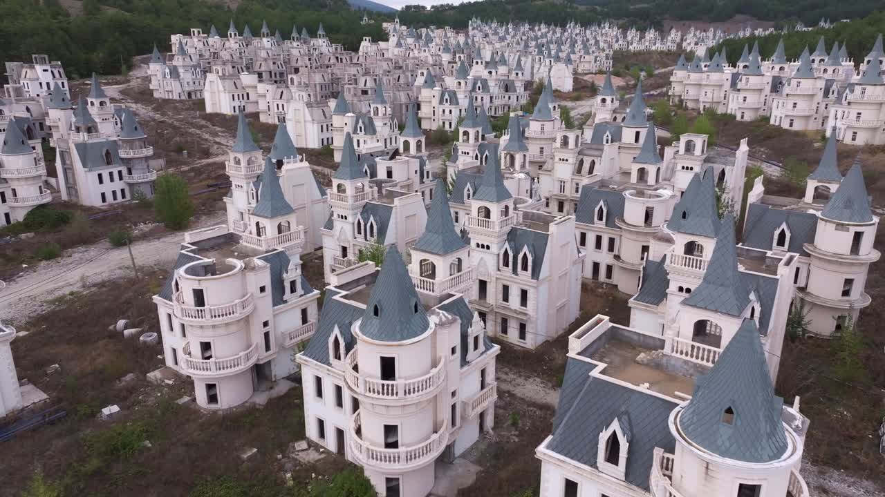 Vedute spettrali di Burj Al Babas, una città fantasma urbana in Turchia