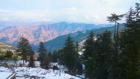 Vista-Aérea-Después-De-La-Nevada-En-Kufri-Shimla