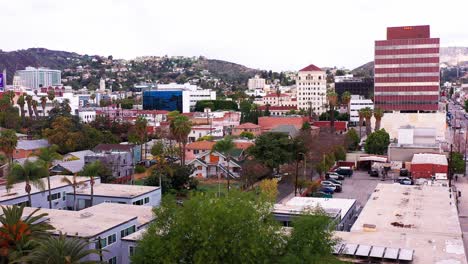 toma aérea de baja altura del centro de hollywood. 4k