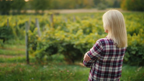 Eine-Bäuerin-Freut-Sich-Auf-Seinen-Weinberg-Der-Besitzer-Des-Hofes-Rückansicht