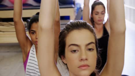 mujeres hermosas haciendo ejercicio en el estudio de fitness