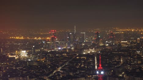 drammatico timelapse notturno di milano, italia