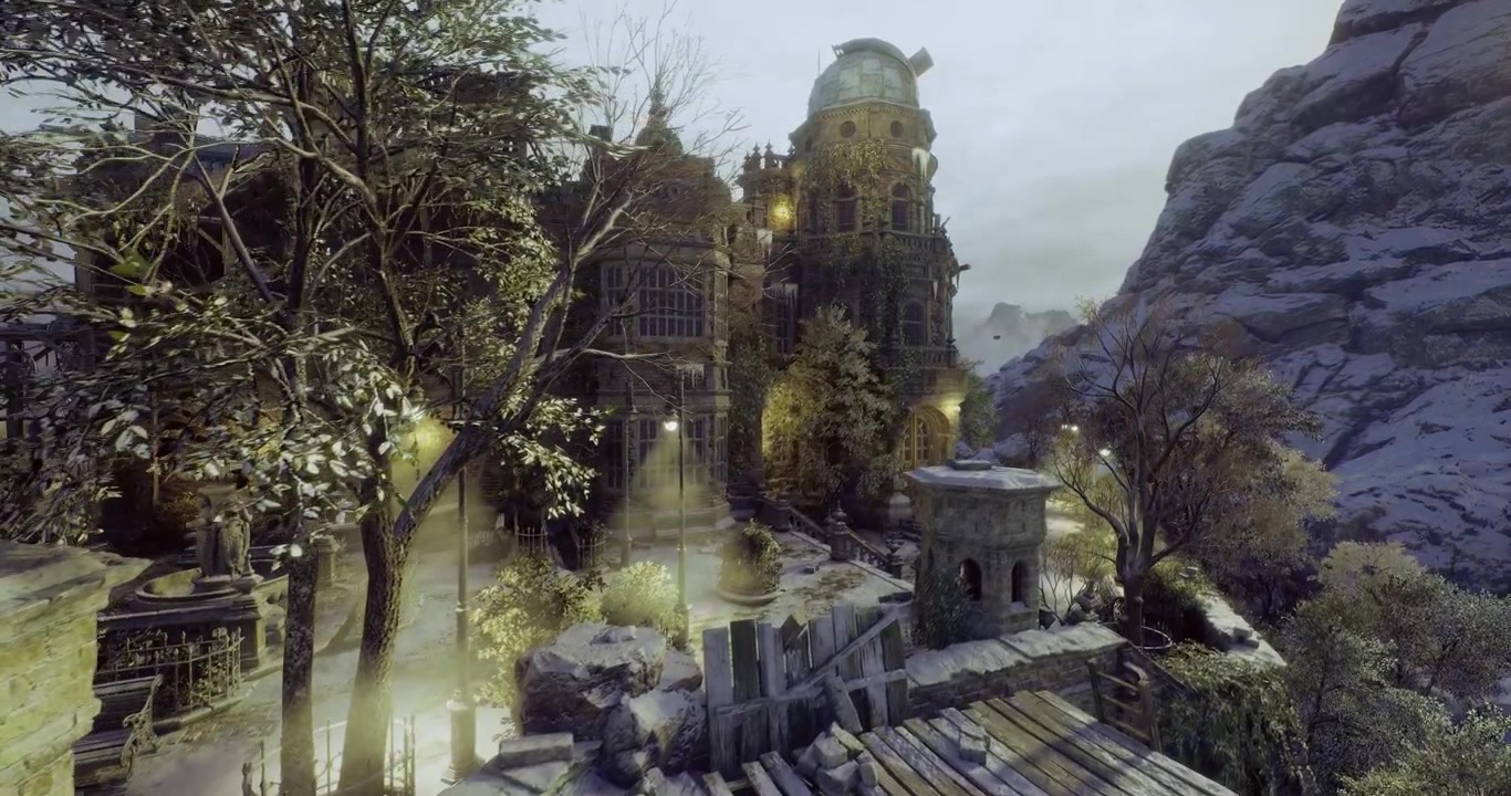 Vecchio cortile tranquillo, giardino sereno illuminato con luce calda