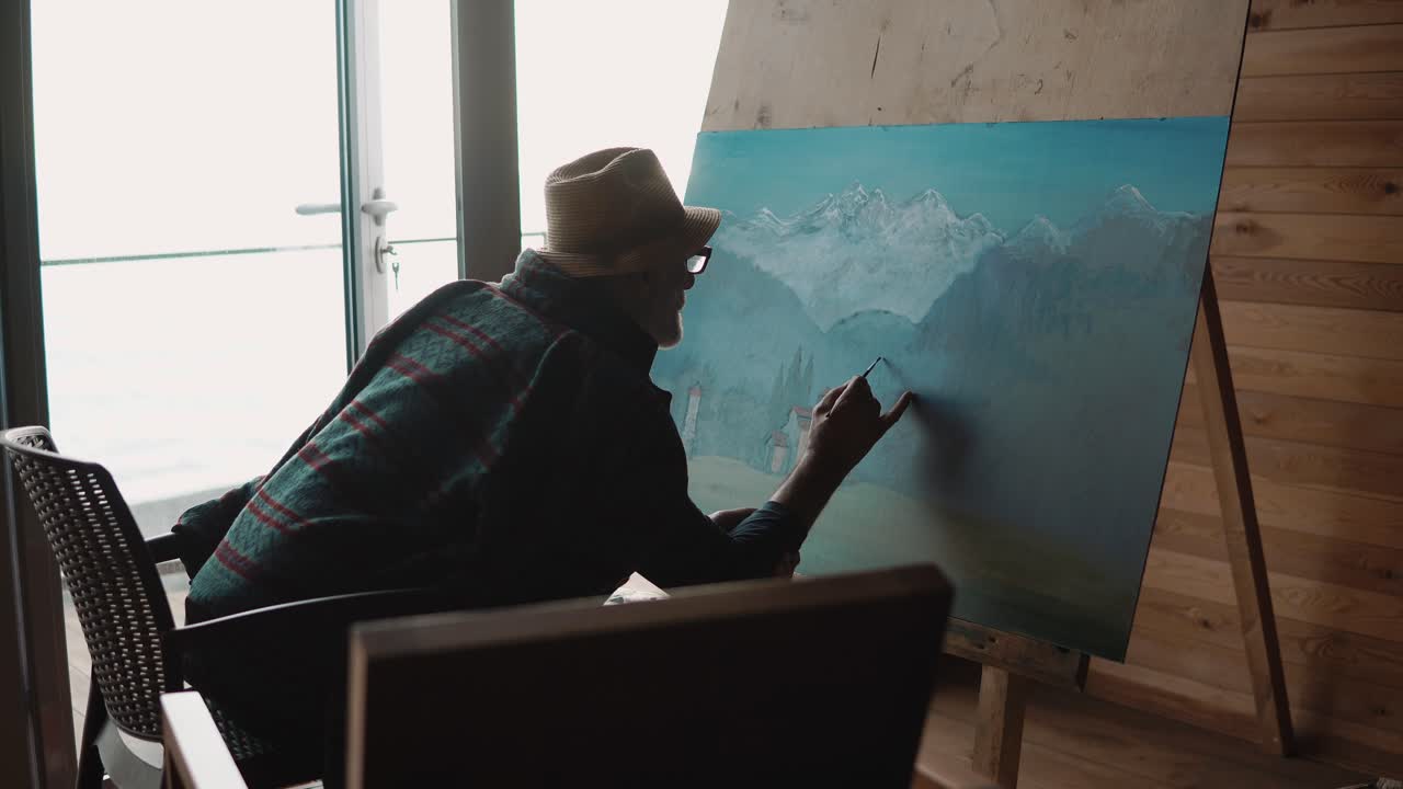 수석 예술가 가 작업실 에서 산의 풍경 을 그린다