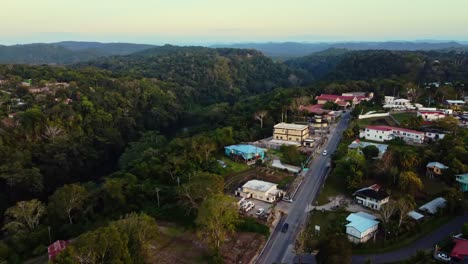 Antena-Sobre-La-Colorida-Ciudad-De-San-Ignacio-Hasta-Las-Exuberantes-Montañas-Detrás-En-Belice