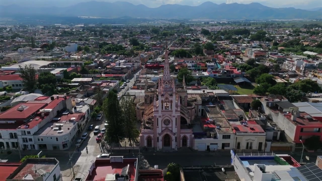 Ilmakuva, joka seuraa taaksepäin historiallista San Antonio de Paduan kirkkoa Ciudad Guzmánissa, Jaliscon osavaltiossa