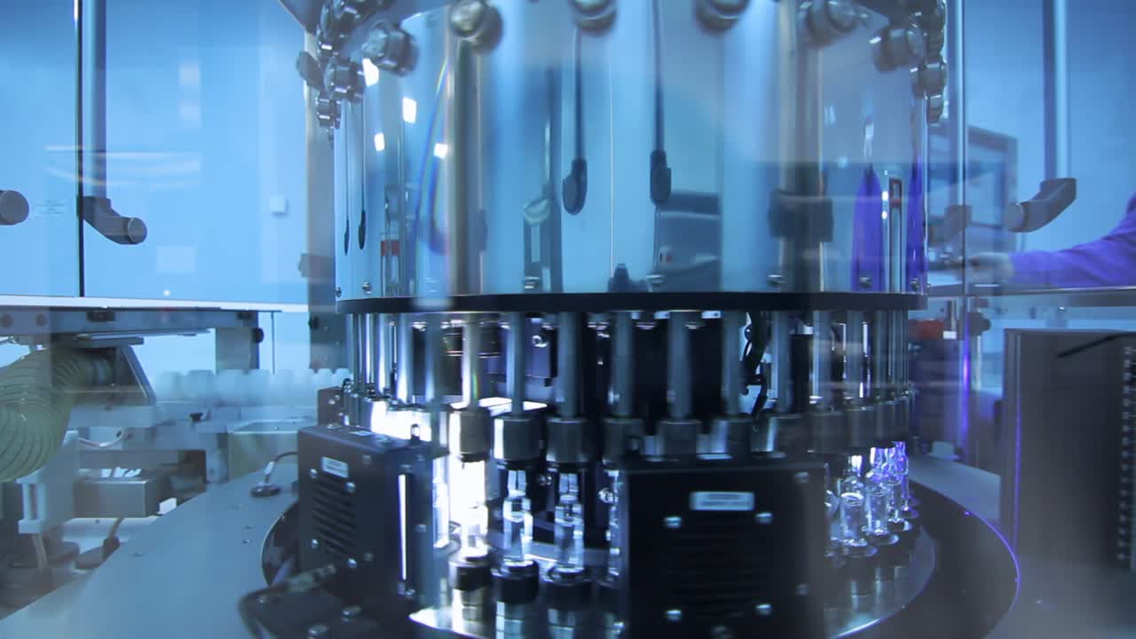 viales médicos en la línea de producción