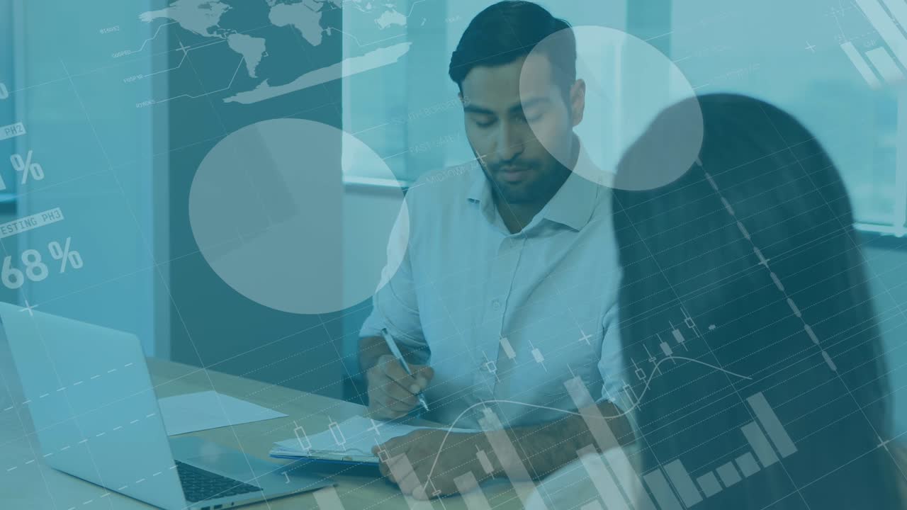 animación del procesamiento de datos financieros sobre personas de negocios que trabajan en la oficina