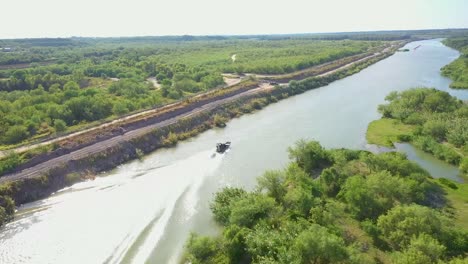 Patrulla-Fronteriza-Mientras-Patrullan-El-Río-Grande,-La-Frontera-Entre-México-Y-Estados-Unidos,-Utilizando-Un-Aerodeslizador.