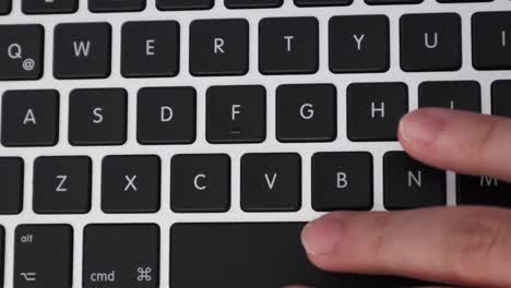 presiona a mano los botones de letras en el teclado de un portátil moderno, cierra, fotografía cenital
