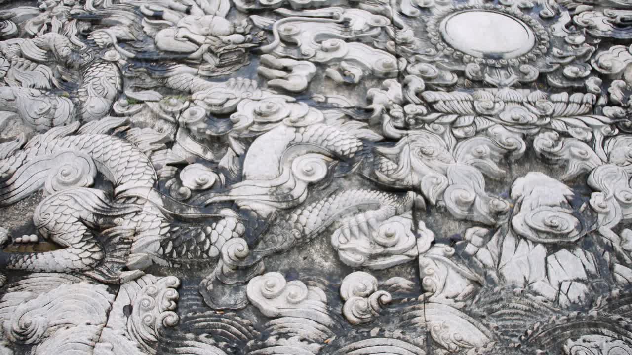 베트남의 코크 (tam kok) 에 있는 닝빈 (ning binh) 의 고대 사원의 세부적인 석조 디자인