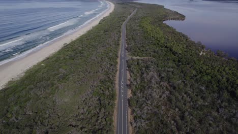 El-Camino-De-Los-Lagos-Entre-La-Playa-De-Siete-Millas-Y-El-Lago-Wallis-En-Forster,-Costa-Norte-Media,-Nsw,-Australia