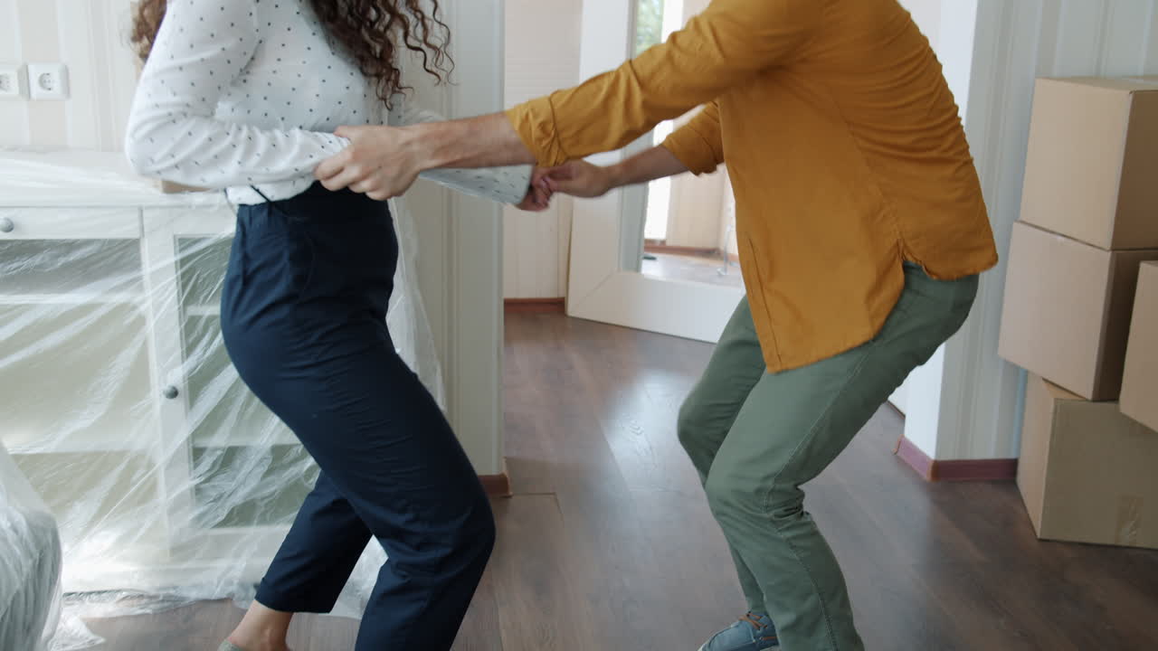 una pareja feliz se muda a un nuevo hogar.