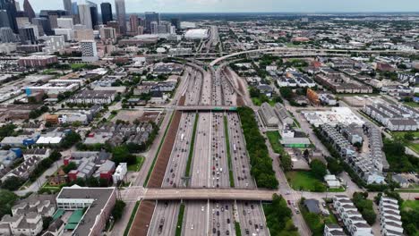 Luftaufnahme-Des-Verkehrs-Auf-Dem-Gulf-Fwy,-Interstate-45-Und-10,-In-Houston,-USA---Neigung,-Drohnenaufnahme