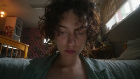 mujer en un dormitorio
