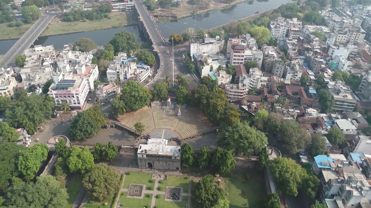 vista aérea de una ciudad con un río y un puente