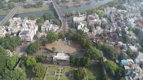 vista aérea de una ciudad con un río y un puente