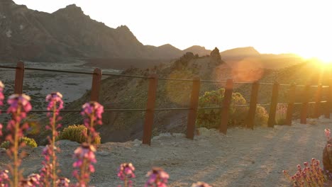 Sol-De-La-Hora-Dorada-Sobre-El-Hermoso-Paisaje-Montañoso-En-España