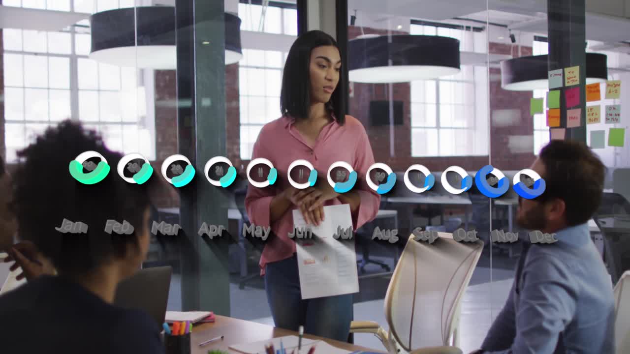 animação do processamento de dados sobre diversos empresários na reunião