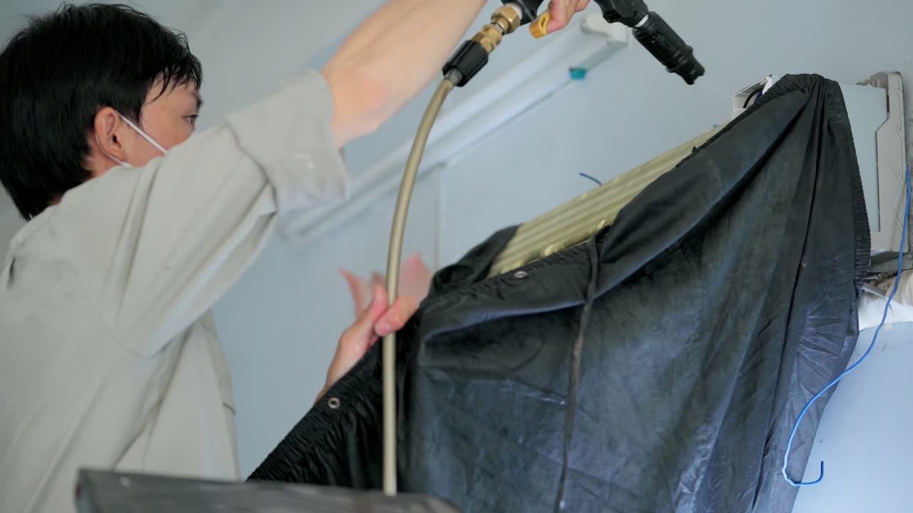 고압 물 스프레이를 사용하는 가까운 기술자는 에어컨을 청소하고 있으며, 사람은 깨끗한 공기 상태를 유지하고 청소하고, 서비스 청소, 건강한 생활을 위한 먼지 및 먼지를 청소하고 있습니다.