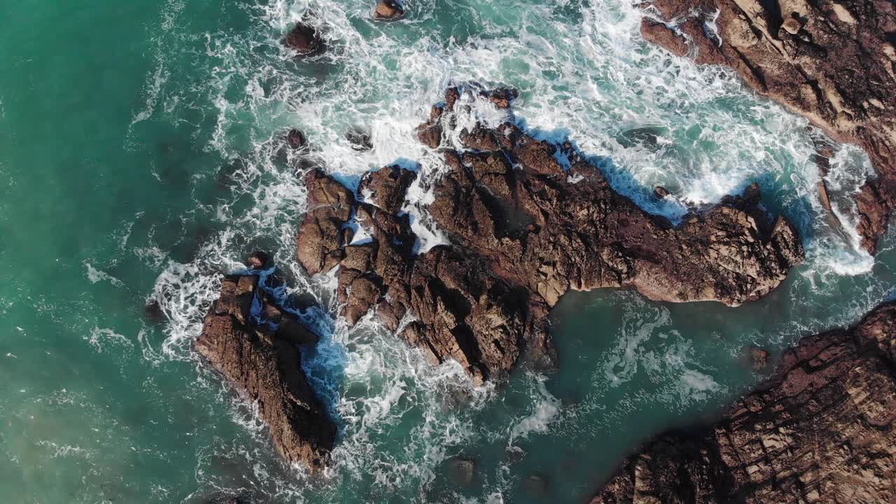 Ripresa aerea fissa di rocce colpite da grandi onde, Baia di Plemont, Jersey, Isole del Canale, 4k.