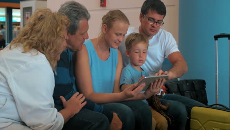 familia con computadora tablet en el aeropuerto