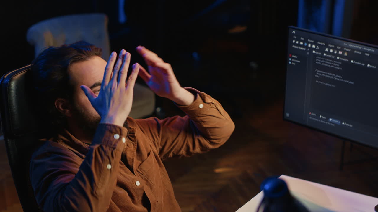 запутанный администратор чувствовал себя озадаченным ошибками сценария, положив руки на голову