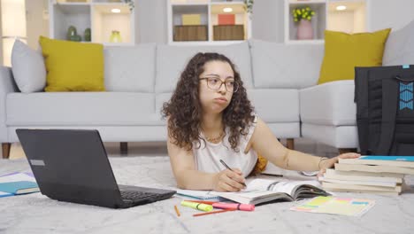 Bücher-Und-Unglückliche-Studentin.