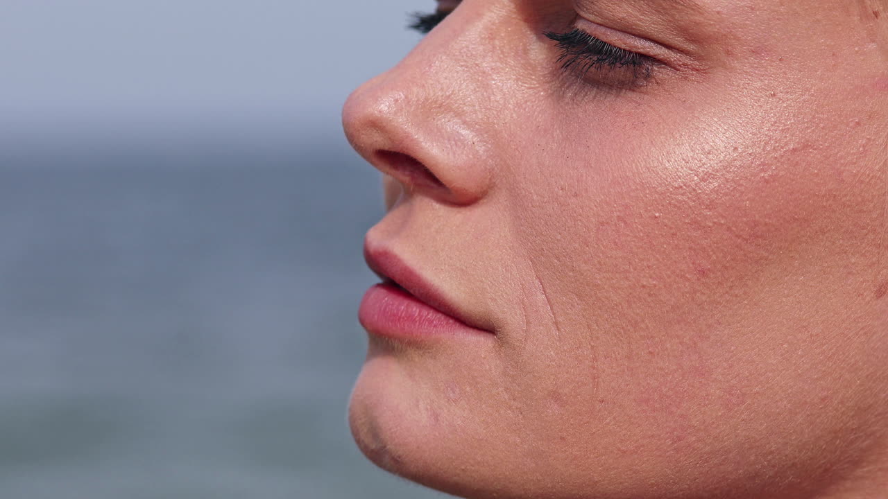 mujer cansada relajándose en una vista frontal