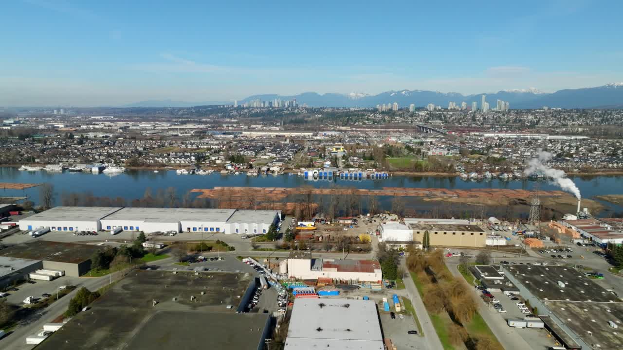 Vista dall'alto del Parco Industriale di Annacis Island a Delta, Columbia Britannica, Canada. Ripresa aerea in movimento