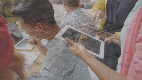 animación del procesamiento de datos sobre diversas personas de negocios en la oficina