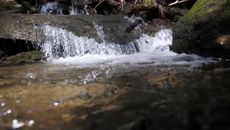 Kleiner-Wasserfall,-Aufgenommen-Mit-180-Bildern-Pro-Sekunde-In-Zeitlupe