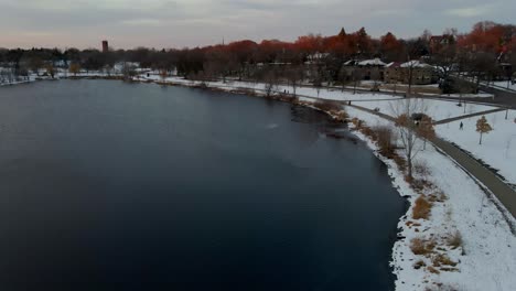 Lake-Calhound,-minneapolis-suburbs-during-winter-time