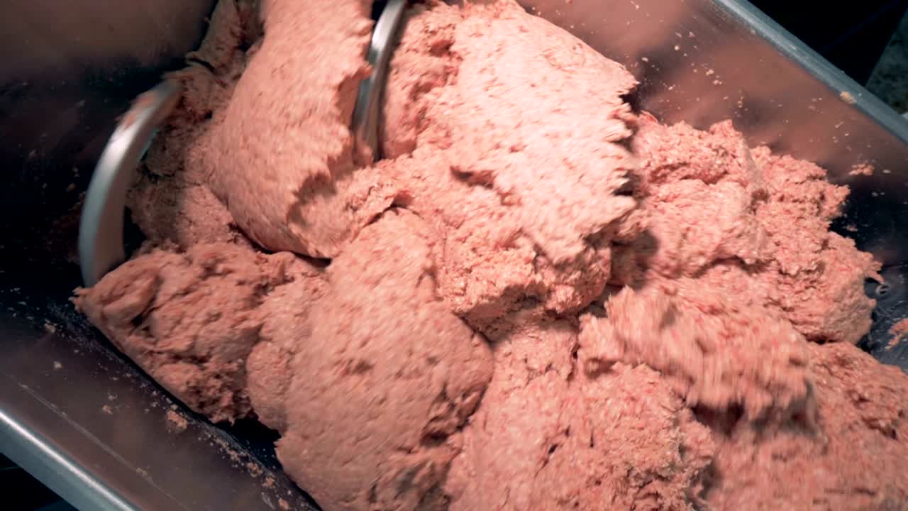 은 고기가 밀러에서 준비되고 있습니다. 위쪽에서 가까이서 보세요.