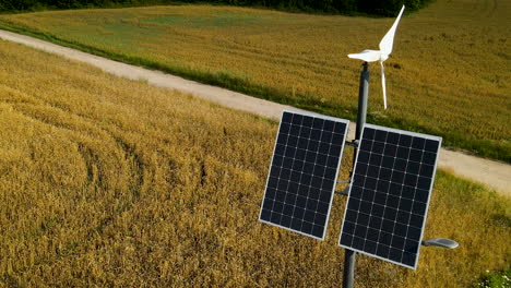 Vista-Aérea-Del-Panel-Solar-Y-La-Pequeña-Turbina-Eólica-Instalada-En-El-Campo-Agrícola-A-La-Luz-Del-Sol