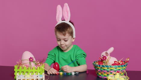 Un-Pequeño-Y-Adorable-Joven-Crea-Adornos-Hechos-A-Mano-Para-El-Domingo-De-Pascua