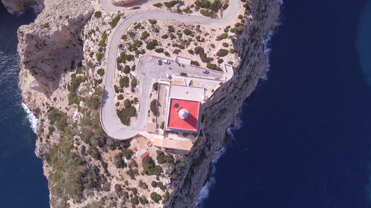 마요르카의 거친 해안선에 위치한  드 포르멘토르 등대 (cap de formentor lighthouse) 의 환상적인 공중 전망을 경험하십시오. 자연의 아름다움을 보여주는 극적인 절벽과 푸른 바다를 즐기십시오.