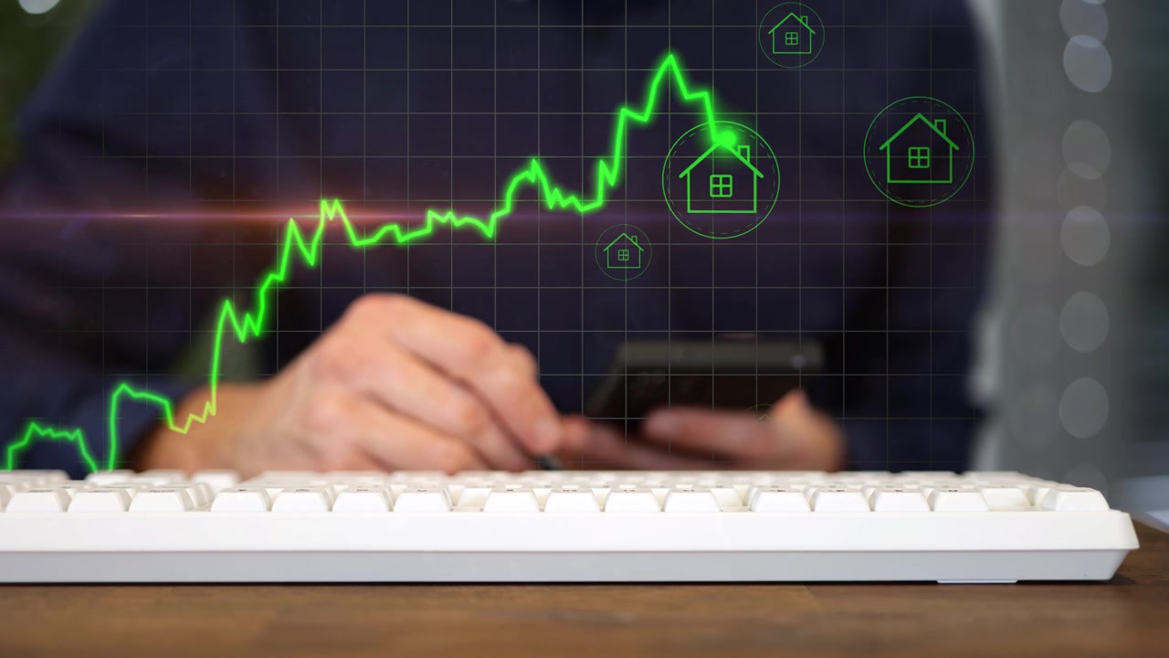 Gráfico financiero verde e iconos de casas en una cuadrícula digital, con una persona usando un smartphone de fondo. Crecimiento de la inversión inmobiliaria. Primer plano