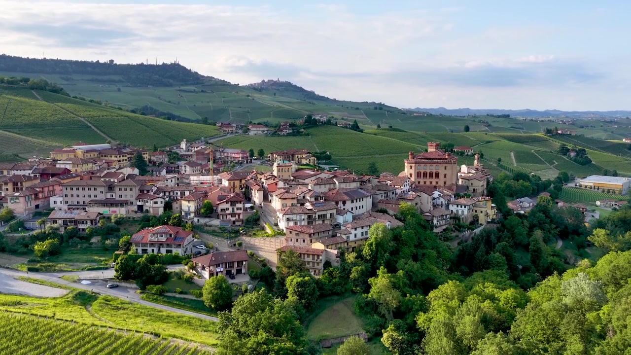 Riprese con drone catturano lo storico borgo di Barolo, il castello e i vigneti circostanti in pieno giorno