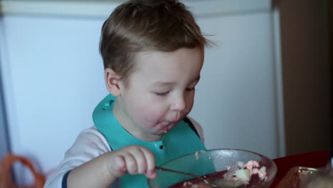 Un-Niño-De-Dos-Años-Está-Comiendo-Sopa-Del-Clip-Uno-Del-Plato.