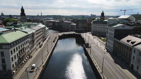 sobrevolando el gran canal del puerto y la torre de la iglesia christina durante el día en el centro de gotemburgo, suecia