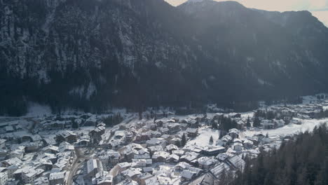 Vista-Aérea-Inclinándose-Hacia-Abajo-En-El-Sereno-Paisaje-Invernal-En-Val-Di-Fassa,-Italia